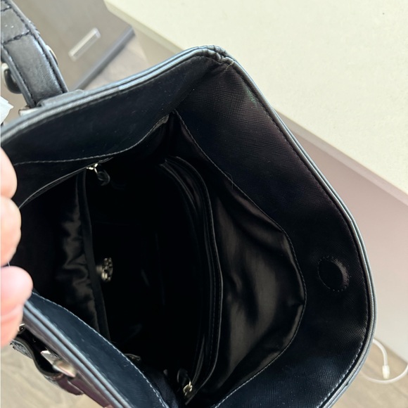 Coach leather bag. Wear on the front; on the back or sideways. Hardly used - Picture 4 of 4